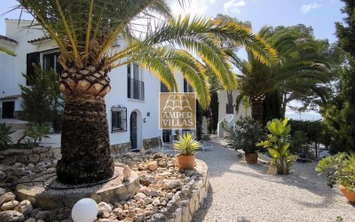 Lovely, cosy villa with a beautiful garden.